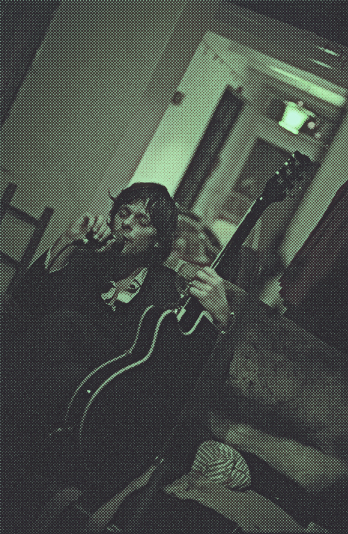 Dirk Vervaet singing in couch