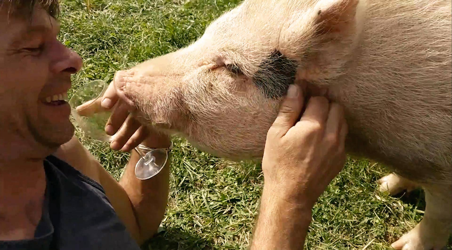 Dirk talking to Cham Chi, the local pig